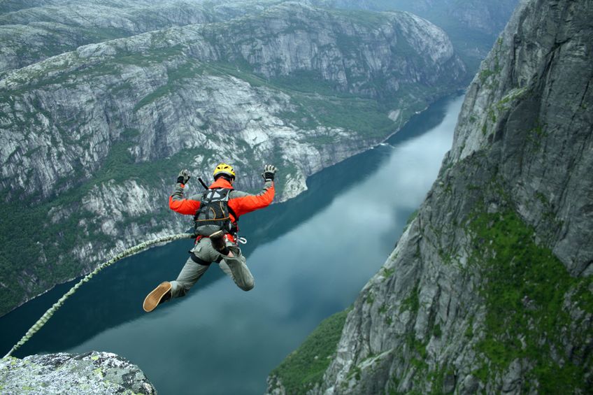 15937457_m_Risk_RopeJumping